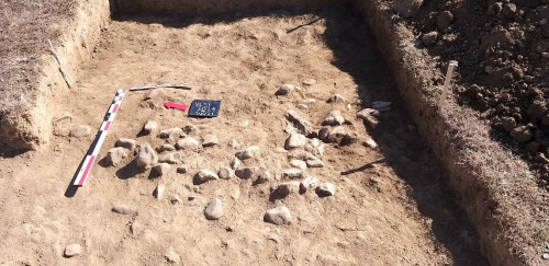 Valea Stânii, campania 2021. T 23 (distrus aproape în totalitate, se mai păstrează resturi din mantaua de piatră), pe proprietatea Stelian Vilău, extremitatea sudică a necropolei